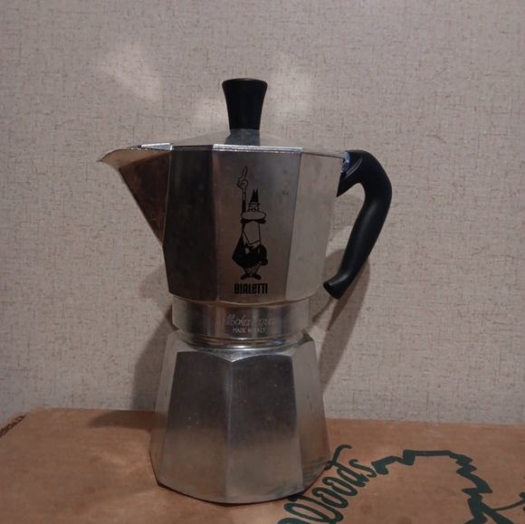 Bialetti Moka Express Espresso Coffee Pot Stovetop Italy - Picture 2 of 8